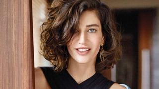 Berrak Tüzünataç derin yırtmacıyla çömelerek poz verdi! Beğeni butonu çöktü