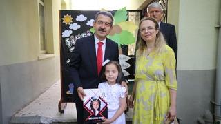 Trakya'daki okullarda öğrenciler karnelerini aldı