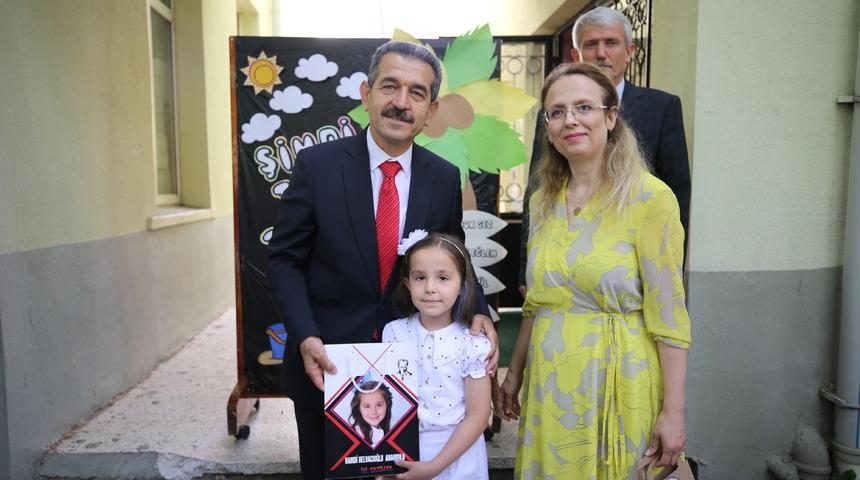 Trakya'daki okullarda öğrenciler karnelerini aldı