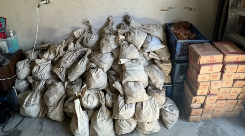 Kayınpederinin evini temizlerken çuvallar dolusu madeni para buldu! Tam 10 bin dolar değerinde... 