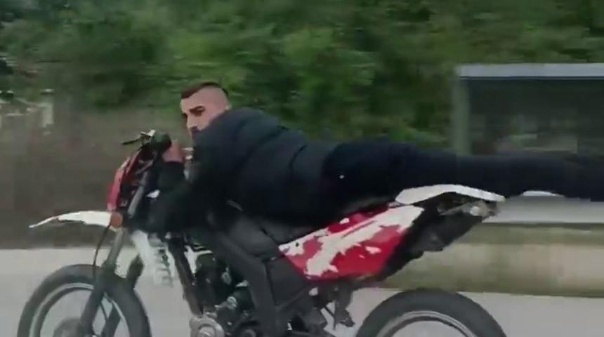 Trafikte tehlikeli yolculuklar kameraya yansıdı