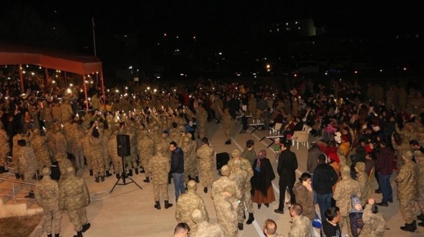 Ünlü sanatçı askerlere konser verdi