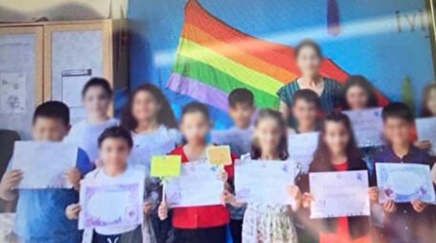 Öğrencilerle LGBT bayrağı önünde hatıra fotoğrafı! Bakan duyurdu... O öğretmen hakkında yasal işlem başlatıldı 'Kötü örnekler...'