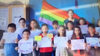 Öğrencilerle LGBT bayrağı önünde hatıra fotoğrafı! Bakan duyurdu... O öğretmen hakkında yasal işlem başlatıldı 'Kötü örnekler...'