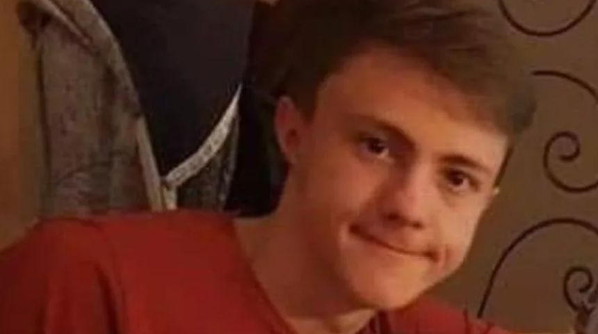 Dehşet veren olay! Kıskançlık krizine girdi, kardeşini annesinin gözü önünde bıçaklayarak öldürdü