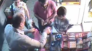 Market alışverişinde sahibine eşlik eden yavru keçi gülümsetti! Bizim için değişik ve ilginç bir deneyim oldu