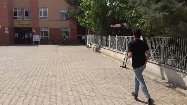 Milyonlarca öğrencinin ter döktüğü TYT sona erdi! Sınava geç kalanların hayalleri yıkıldı...