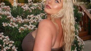 Sosyal medya fenomeni Isabel Nicholls, ‘iç çamaşırsız’ trendini sonuna kadar yaşadı! Kalçasına kadar açık yırtmacıyla şov yaptı