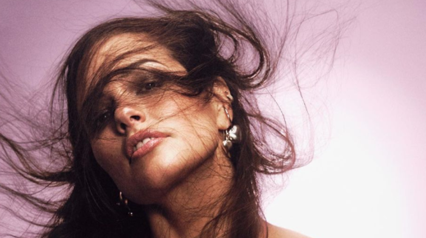 ‘Dünyanın en seksi kadını' seçilen Ashley Graham aşka geldi! Kocasını öperken çekilen pozunu paylaştı