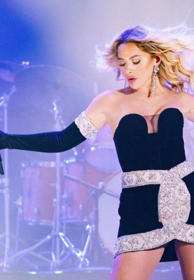 hadise-sütyensiz-poz-verdi