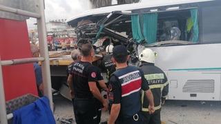 Antalya'da Rus turistleri taşıyan midibüs tıra çarptı: Ölü ve yaralılar var