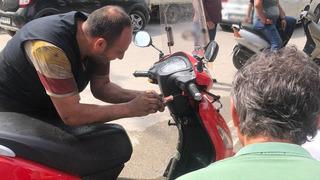 Motosikletin içine girdi, 2 saatte kimse çıkaramadı! Kebap ustası yardıma yetişti... O anlar kamerada