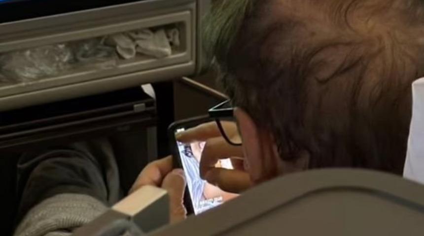 Uçakta iğrenç görüntüler! Son ses cinsel içerikli film izledi...