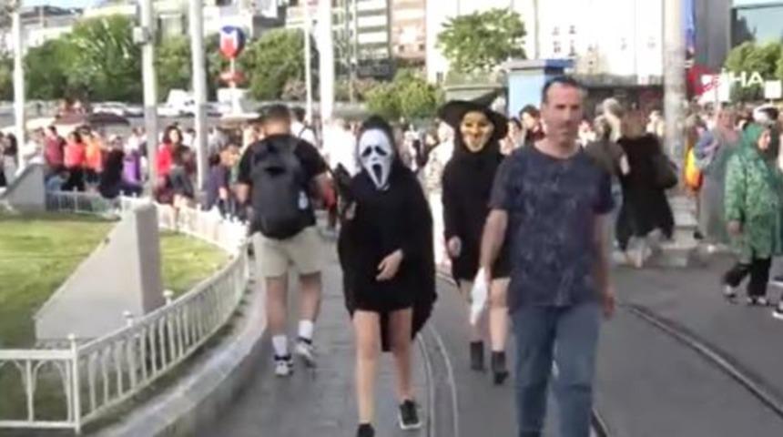 Taksim'e maske takıp ellerinde oyuncak silahla çıktılar! Polisler durdurdu