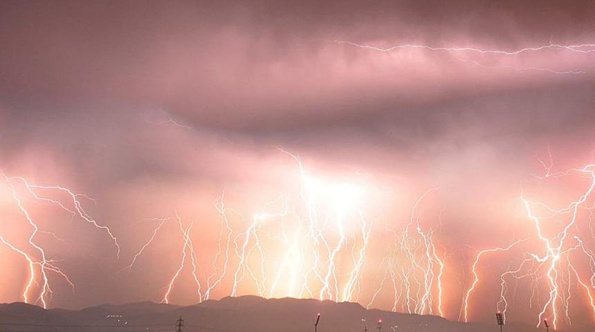 Türkiye'de kaydedildi! Çakan şimşekler kenti aydınlattı... 16 dakikada tam 85 tane