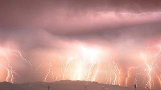 Türkiye'de kaydedildi! Çakan şimşekler kenti aydınlattı... 16 dakikada tam 85 tane