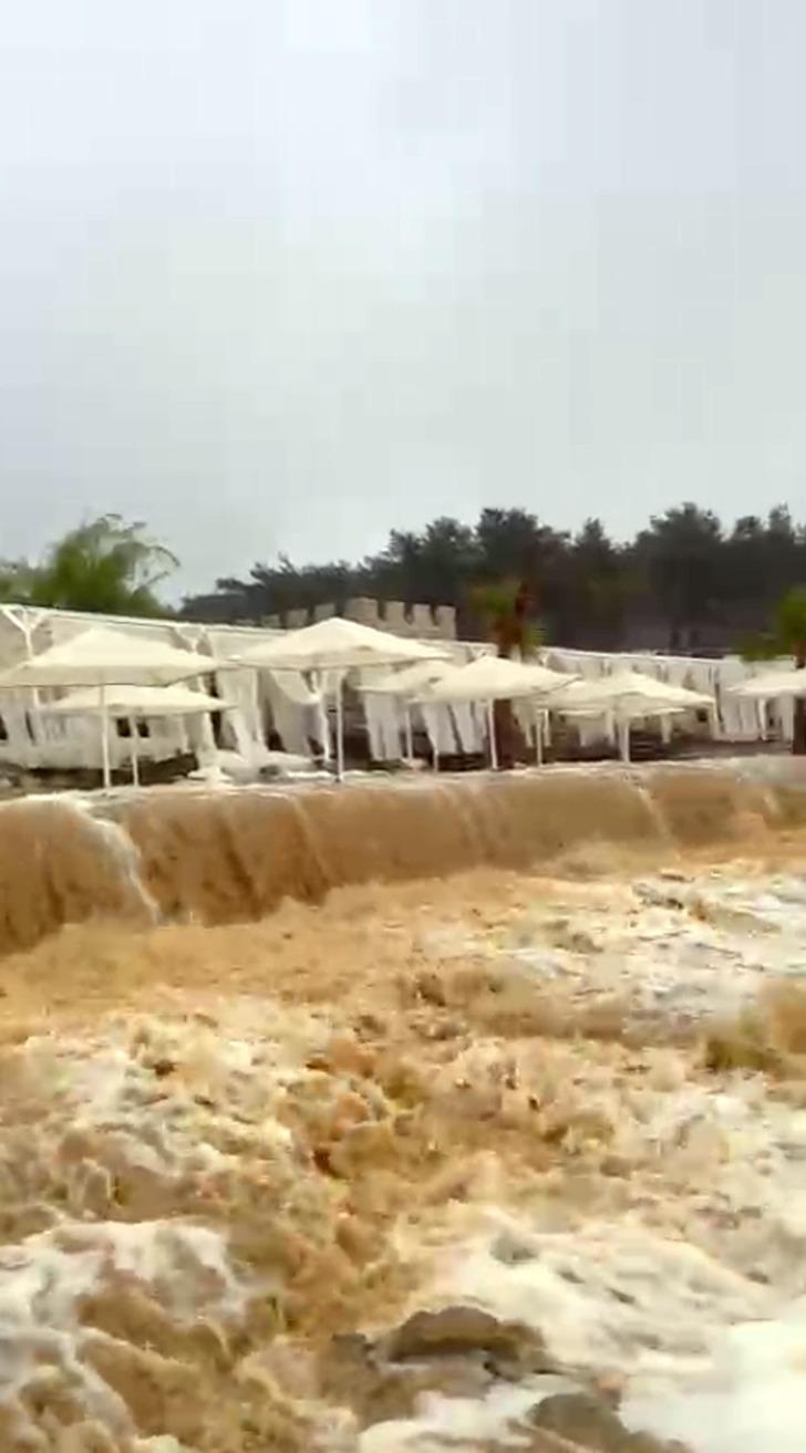 Şiddetli yağışlar bir ilde daha hayatı felç etti! Vatandaşlara SMS gönderildi: Hayati tehlike yaratıyor, yola çıkmayın G3