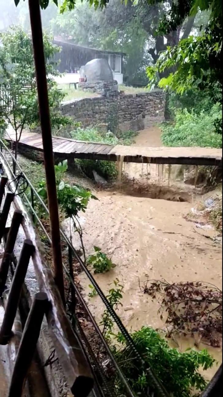 Şiddetli yağışlar bir ilde daha hayatı felç etti! Vatandaşlara SMS gönderildi: Hayati tehlike yaratıyor, yola çıkmayın G4