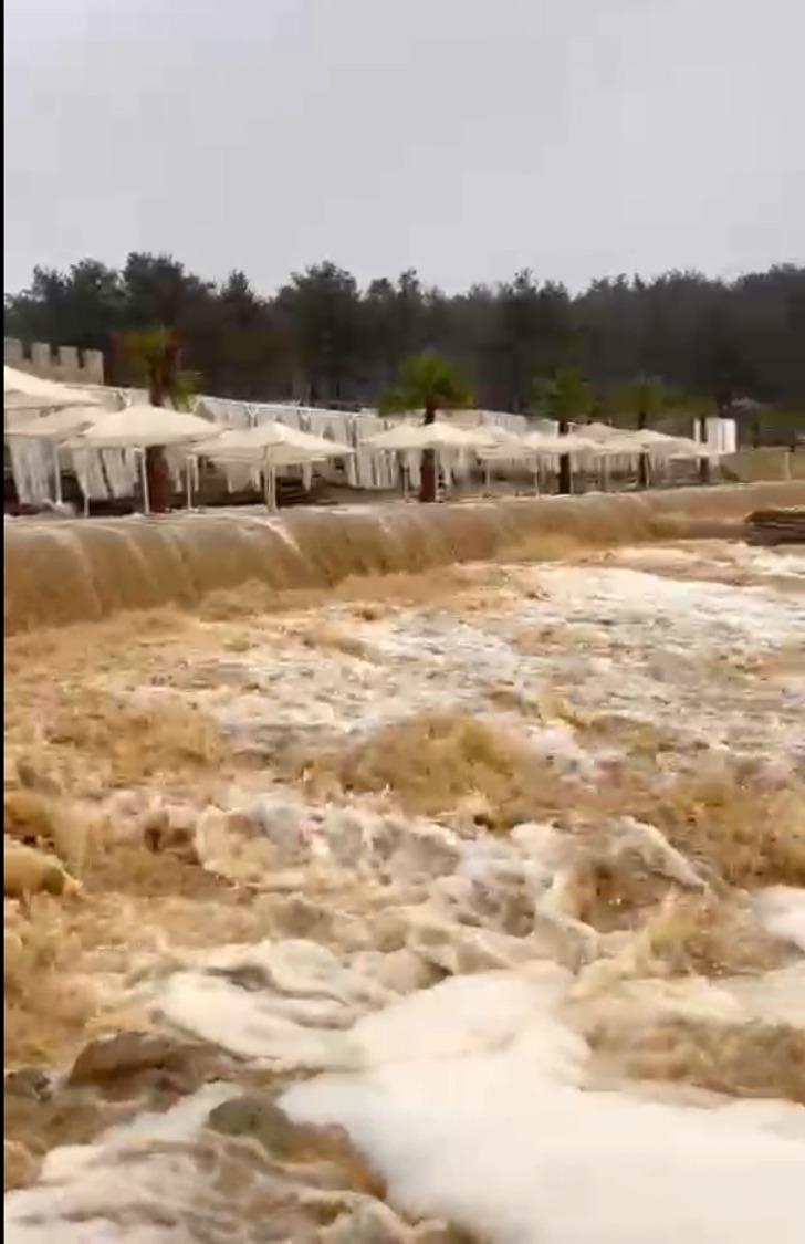 Şiddetli yağışlar bir ilde daha hayatı felç etti! Vatandaşlara SMS gönderildi: Hayati tehlike yaratıyor, yola çıkmayın G5
