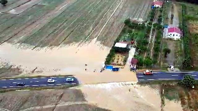 Şiddetli yağışlar bir ilde daha hayatı felç etti! Vatandaşlara SMS gönderildi: Hayati tehlike yaratıyor, yola çıkmayın