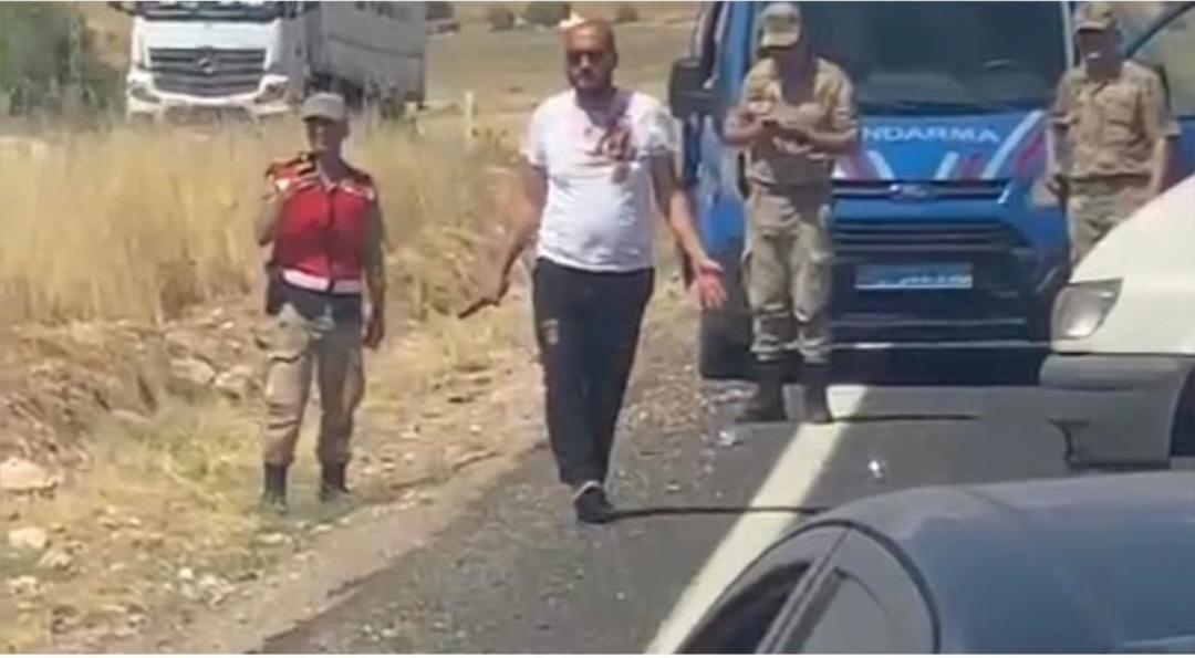 D&ouml;ner bı&ccedil;ağıyla kendini yaralayıp yolu kapattı! Sıcaktan bunalan vatandaşlardan meydan dayağı yedi