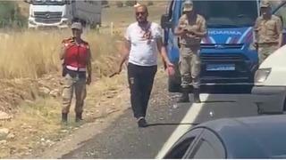 Döner bıçağıyla kendini yaralayıp yolu kapattı! Sıcaktan bunalan vatandaşlardan meydan dayağı yedi