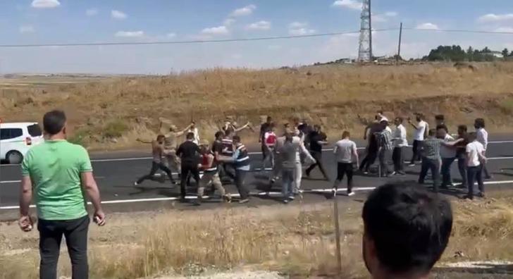 Döner bıçağıyla kendini yaralayıp yolu kapattı! Sıcaktan bunalan vatandaşlardan meydan dayağı yedi G2