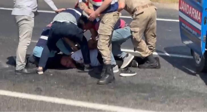 Döner bıçağıyla kendini yaralayıp yolu kapattı! Sıcaktan bunalan vatandaşlardan meydan dayağı yedi G3