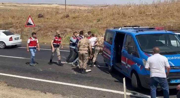 Döner bıçağıyla kendini yaralayıp yolu kapattı! Sıcaktan bunalan vatandaşlardan meydan dayağı yedi G4