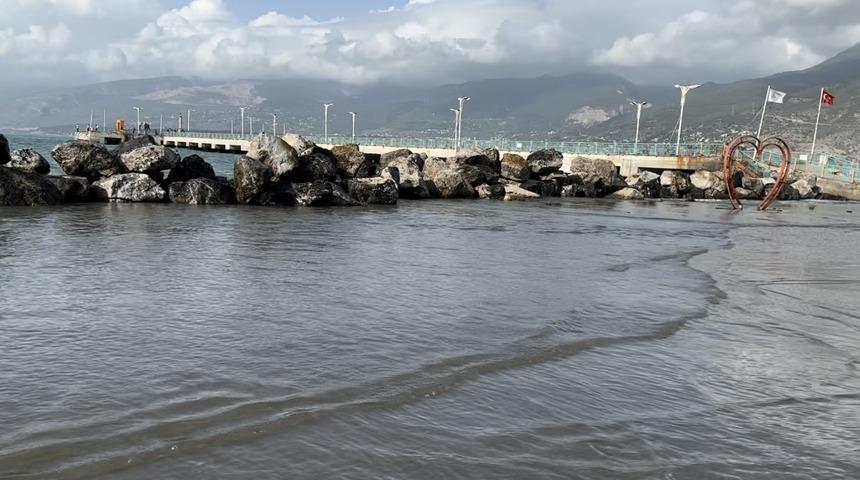 İskenderun'da lodos hayatı olumsuz etkiledi