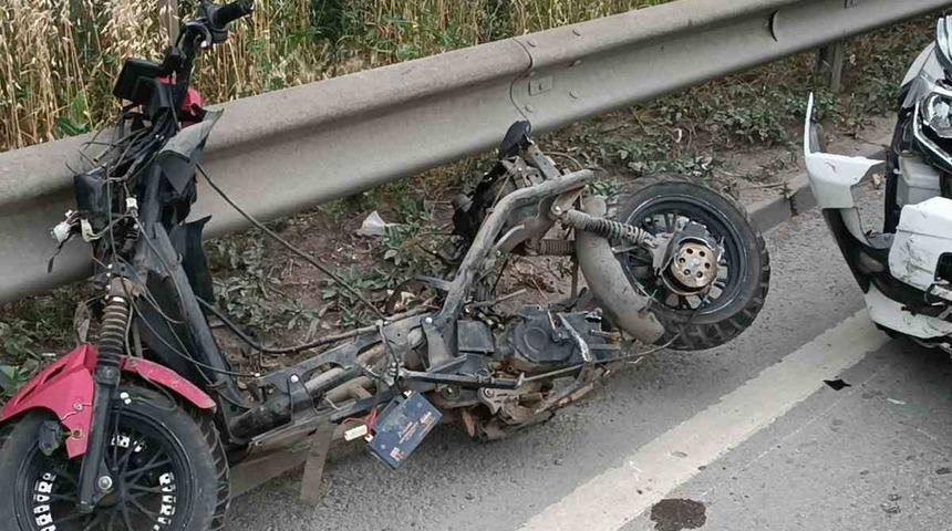 Kocaeli'de motosiklet bariyerlere çarptı: 1'i ağır 2 kişi yaralandı