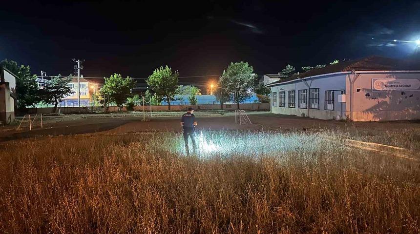 Polisten kaçmaya çalışan şüpheli duvara çarptı