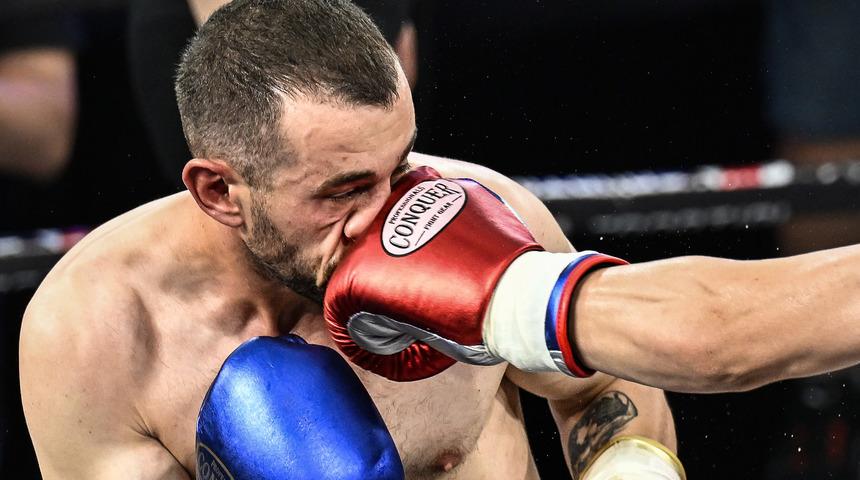 Yumruklar depremzedeler için atıldı