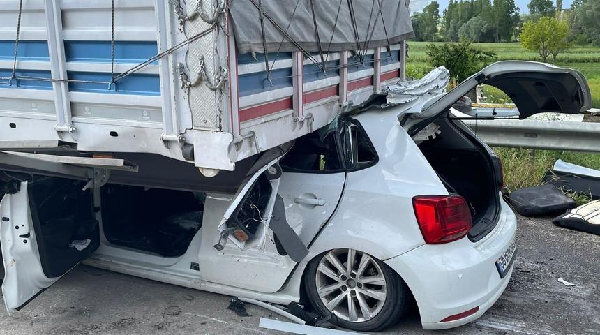 Afyonkarahisar'da tırın dorsesine çarpan otomobildeki 2 kişi ağır yaralandı