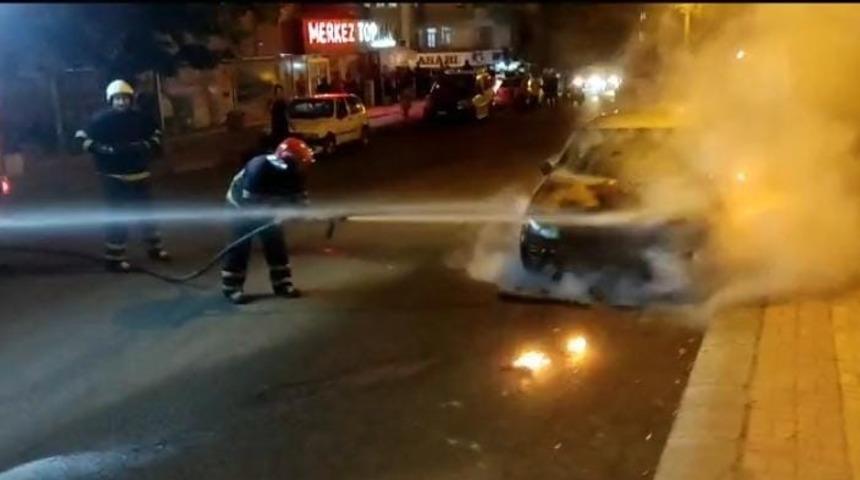 Seyir halindeki ara&ccedil; alev aldı