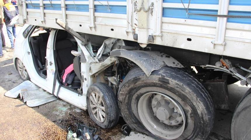 Tırın altına giren otomobildeki anne ve kızı ağır yaralandı