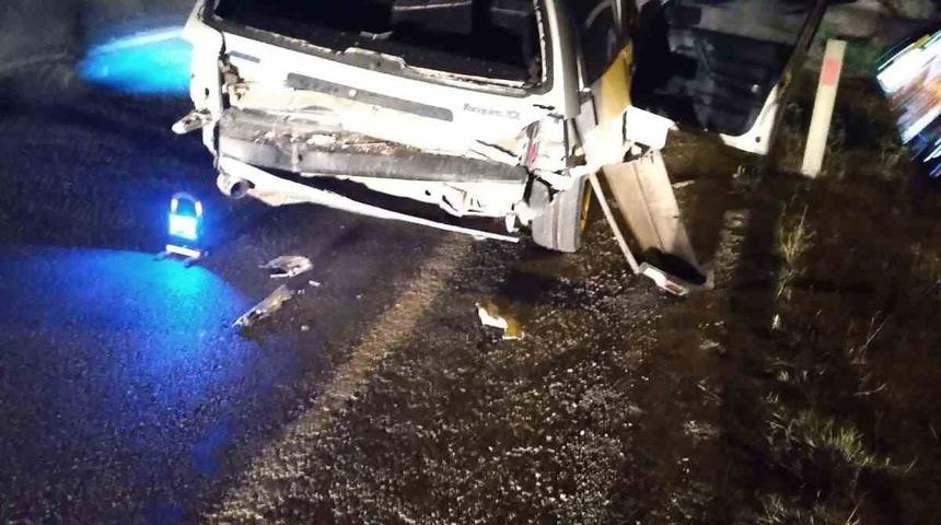 D&uuml;ğ&uuml;n d&ouml;n&uuml;ş&uuml; kaza yaptılar: 4 yaralı