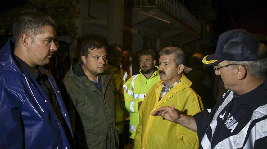 Uşak'ta sağanak nedeniyle Dokuzsele Çayı'nın debisinin yükselmesi üzerine 3 ev tahliye edildi
