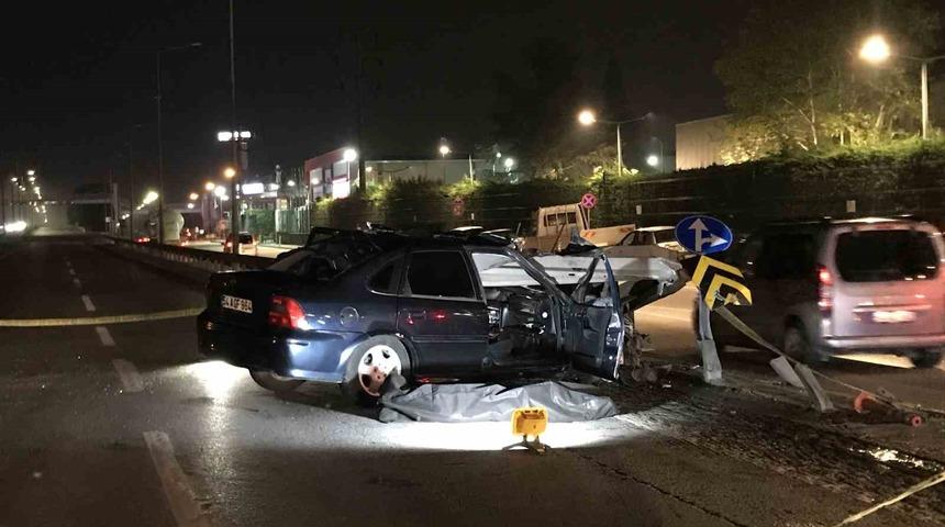 Otomobil, bariyerlere ok gibi saplandı: 1 &ouml;l&uuml;, 1 yaralı