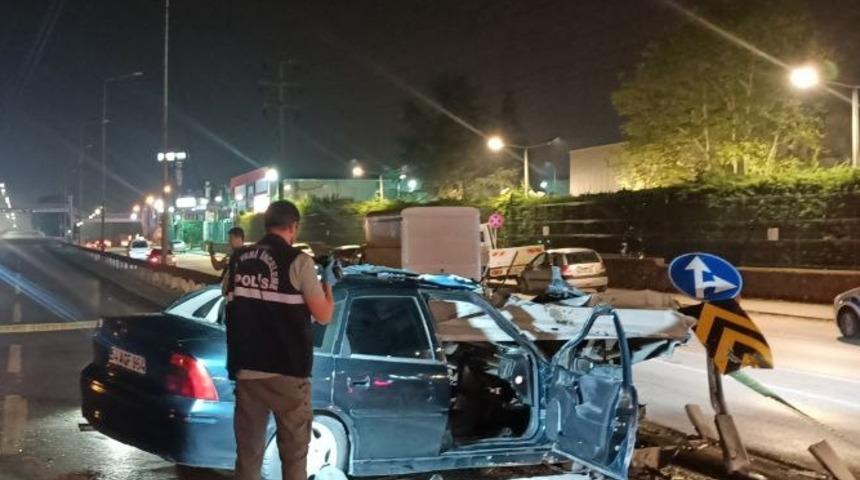 Kocaeli'de bariyerlere saplanan otomobildeki 1 kişi öldü, 1 kişi yaralandı