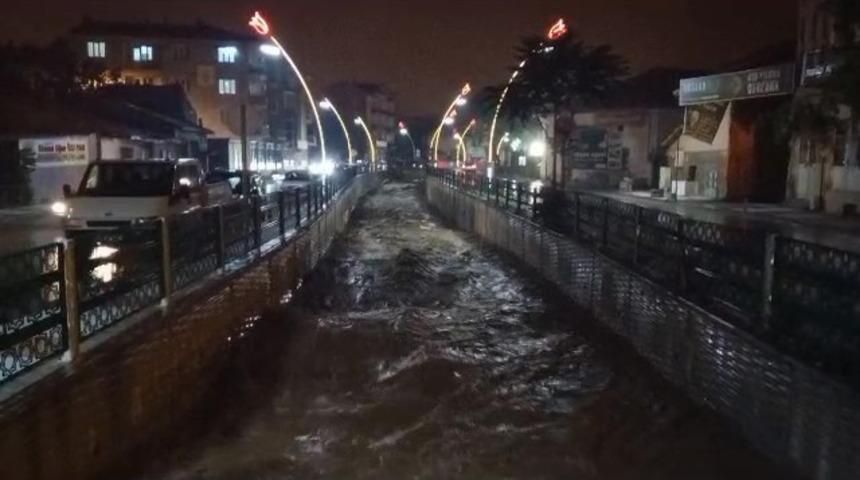 Uşak&rsquo;ta &ccedil;ay taştı, kenti sel vurdu