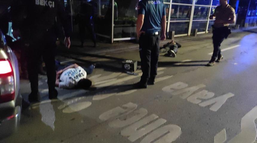 Aksiyon filmlerini aratmayan gece: Kavga ve ka&ccedil;an aracın kovalanma anları kamerada