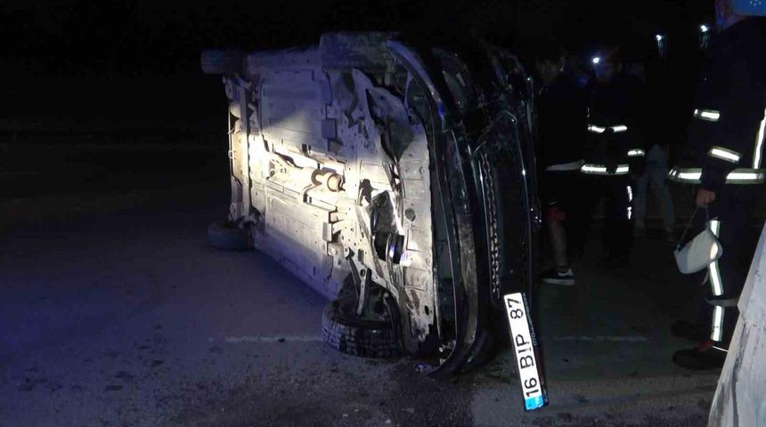 Aydınlatma direğine &ccedil;arpan otomobildeki 2 kişi yaralandı