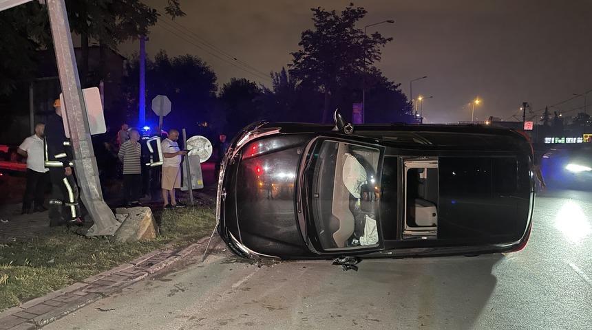 Bursa'da aydınlatma direğine çarpıp devrilen araçtaki 2 kişi yaralandı