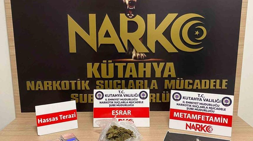 Ara&ccedil;ta silah ve uyuşturucu ile yakalanan 2 ş&uuml;pheli tutuklandı