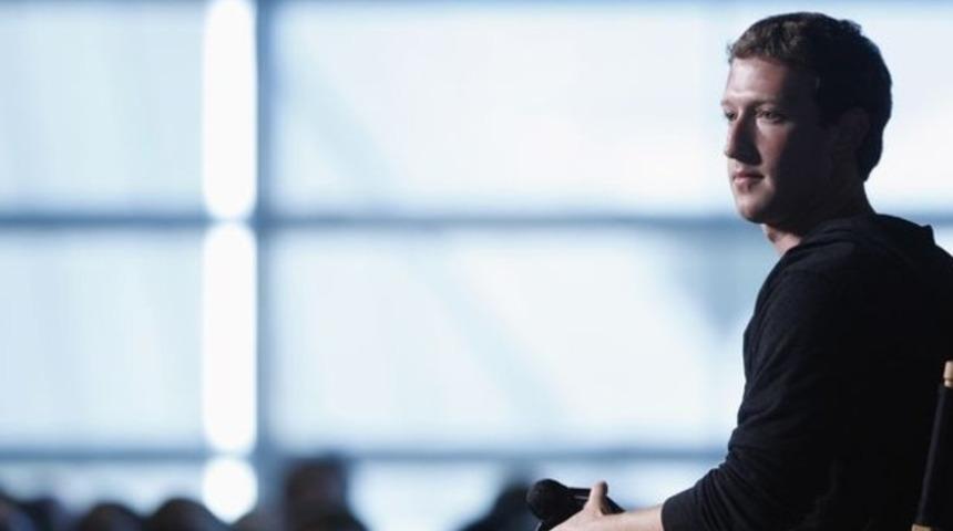 Mark Zuckerberg, Facebook'u d&uuml;zeltmek i&ccedil;in d&uuml;ğmeye bastı