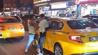 Bir anda saldırdılar! Taksici neye uğradığını şaşırdı...