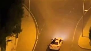 İlginç görüntü: Arabanın tavanında seyahat etti...