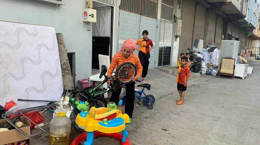 Eve geldiğinde eşyalarını sokakta buldu! Kiracı evdeyken evi başkasına kiraladılar