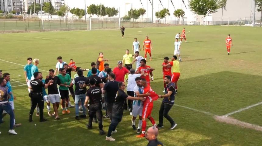 Amatör maçta saha bir anda karıştı! Çıkan kavgayı ayırmak isterken yaralandı...